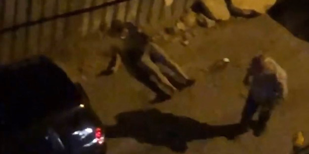 O anlar saniye saniye görüntülendi! Terör estiren taksi sürücüsü müşteriyi 2 yumrukla yere serdi