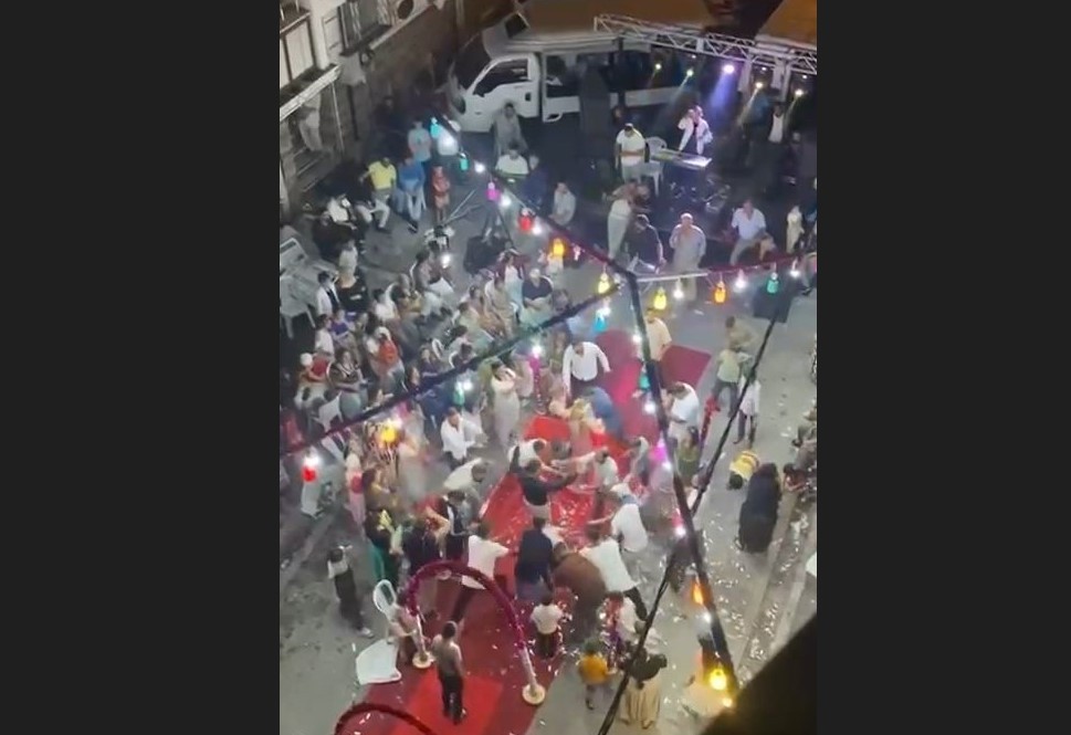 O anlar saniye saniye kamerada! Düğünde çıkan tartışma ortalığı karıştırdı