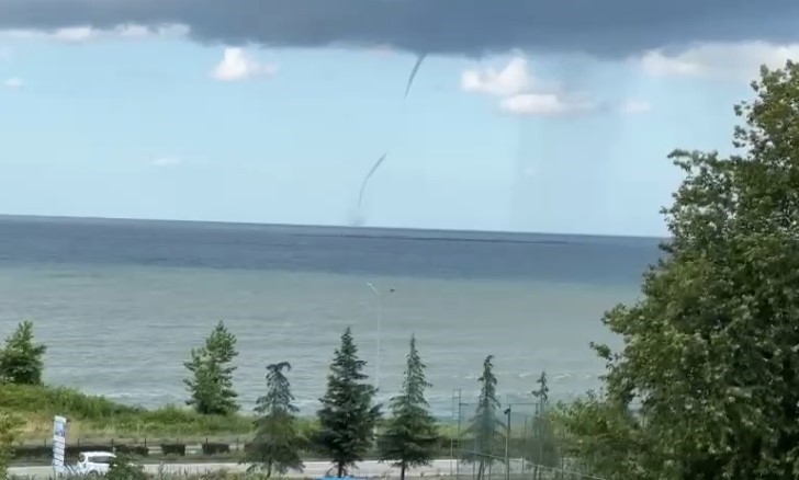 O anlar saniye saniye kamerada! Trabzon'da oluşan hortum korkuttu