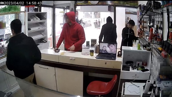 O anlar saniye saniye kaydedildi! Bir garip hırsızlık olayı