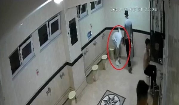 O anlar saniye saniye kaydedildi! Gençler camiye böyle zarar verdi