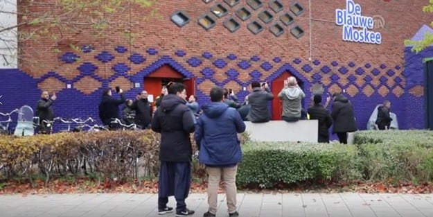 O Avrupa ülkesinde ilk ezan sesi! Duyan telefona sarıldı