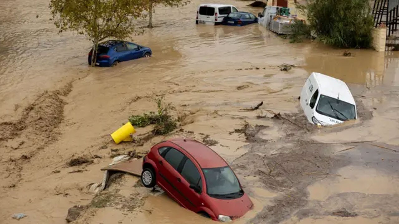 O Avrupa ülkesini sel vurdu! 2 kişi öldü
