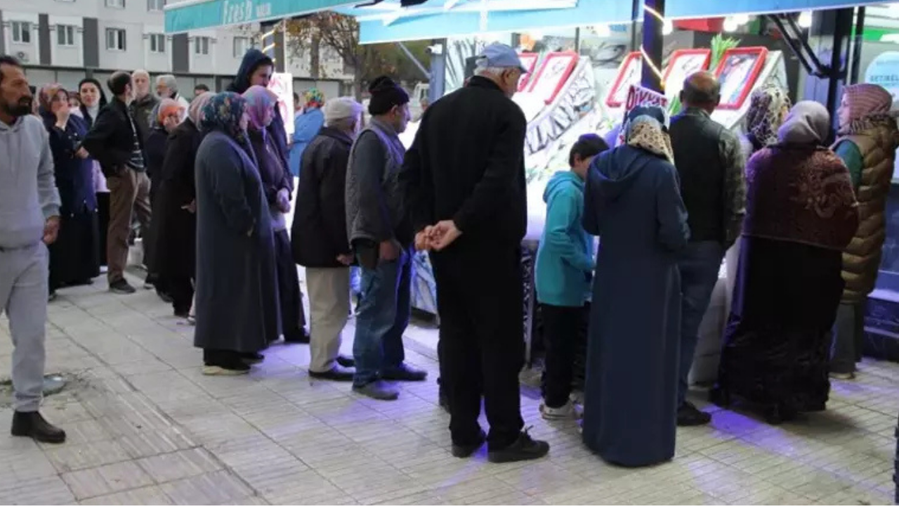 O balığın fiyatı 40 liraya kadar düştü, vatandaşlar akın akın tezgaha koştu