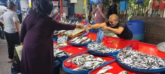 O balığın fiyatını görenler gözlerine inanamadı! Vatandaşlar adeta kapıştı