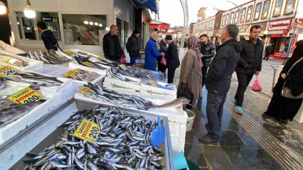 O balığın kilosu yarı fiyatına düştü: Duyan balıkçıya koştu!