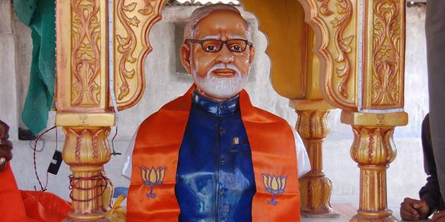 O Başbakan kendi büstünü kırdırttı!