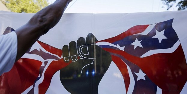 O bayrak 'beyaz terörünü' hatırlatıyor