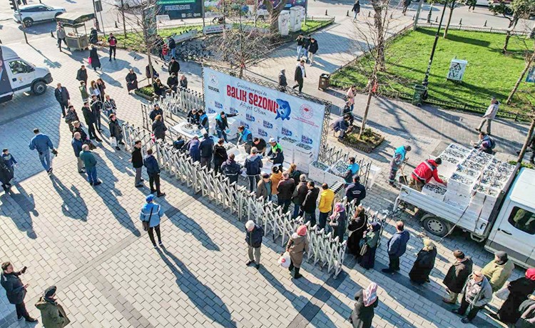 O belediyemiz, yasa dışı avlanan balıkları ücretsiz dağıttı