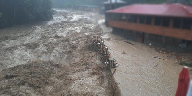 O bölgede aşırı yağışlar bir ayda 165 can aldı!