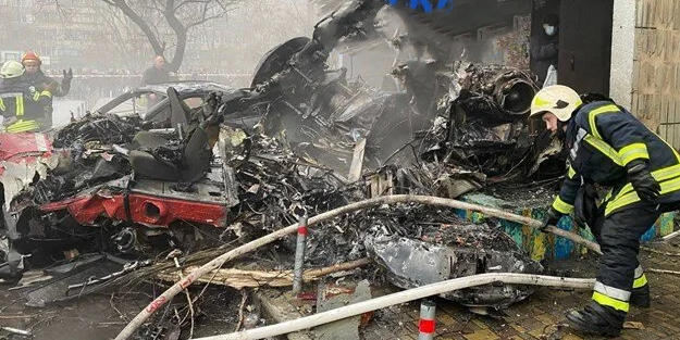 O bölgede bir binanın üzerine helikopter düştü