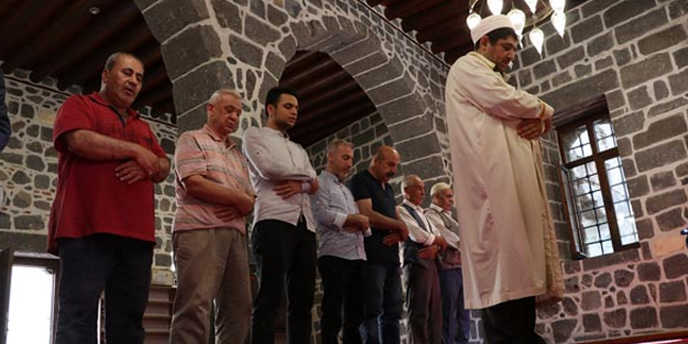 O camilerde yeniden ezan sesleri yükseliyor!