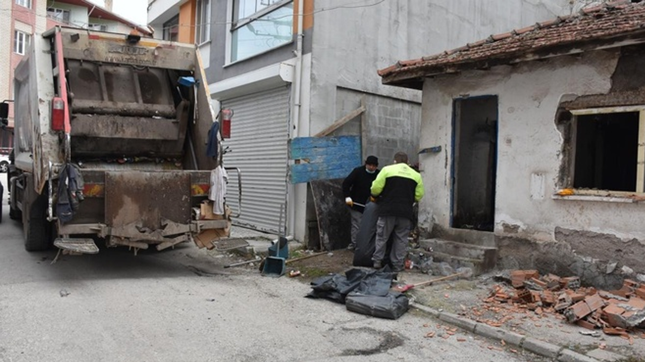 O evden 6 kamyon çöp çıkarıldı!