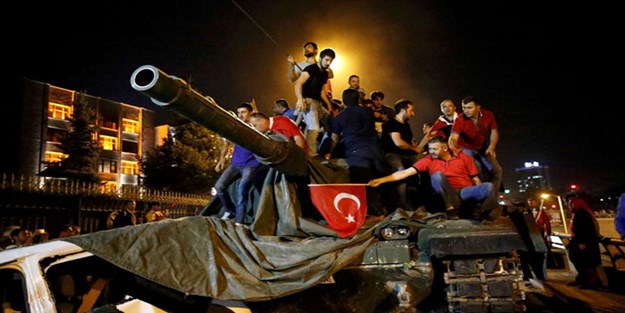 O gece darbeci polisler de hainlerle birlikte hareket etmiş
