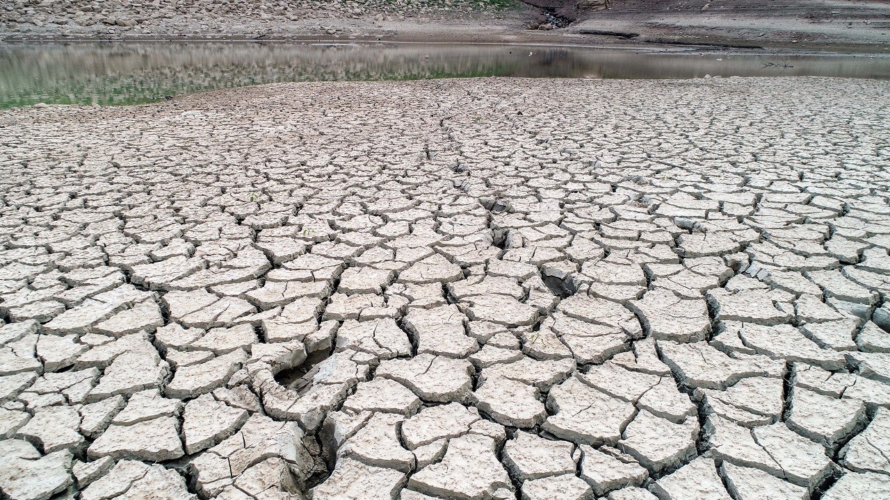 O gölette kuraklıktan adacıklar oluştu
