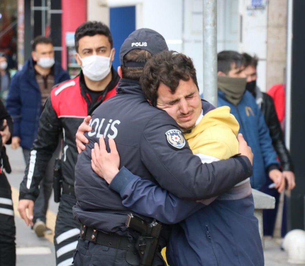 O gözyaşlarına boğuldu, meraklı vatandaşlar koronayı hiçe saydı 