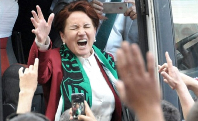 O hinliği elinde patladı! Akşener'in maskesi böyle düştü