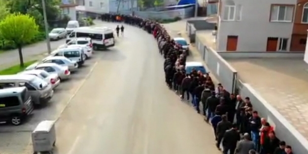 O ilçemizde örnek bayramlaşma! 1 kilometrelik kuyruk oluştu