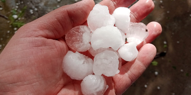 O ilde ceviz büyüklüğünde dolu yağdı!