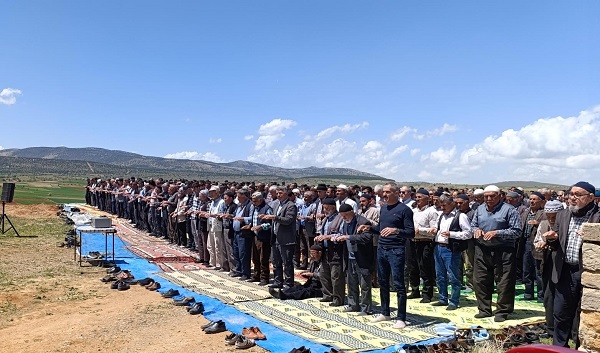 O ilde çiftçiler yağmur duasına çıktı