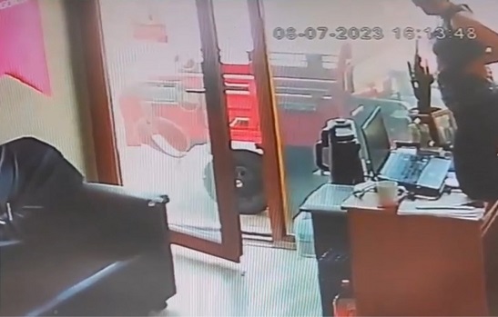 O ilde yılan iş yerine girdi