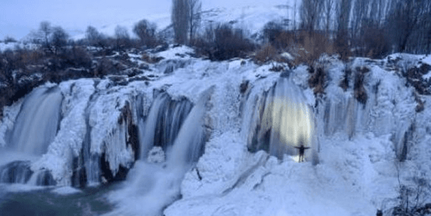 O ildeki aşırı soğuklar 50 metrelik şelaleyi dondurdu!