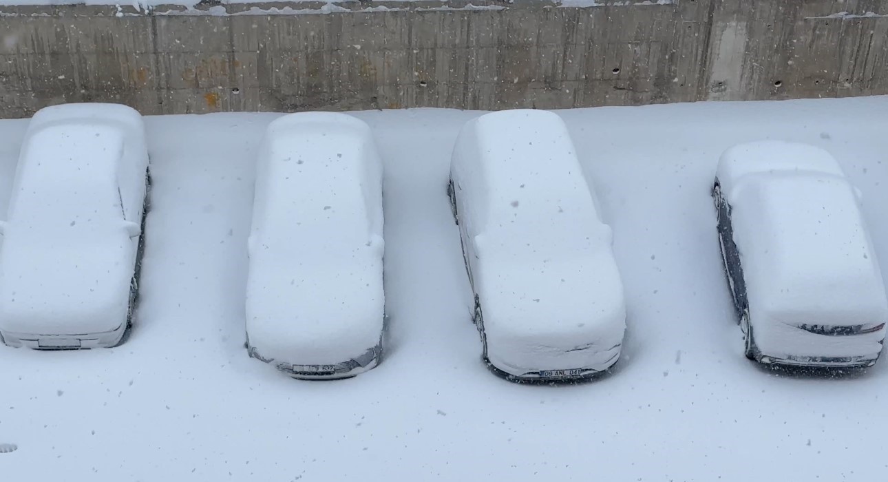 O ilimizde araçlar kara gömüldü