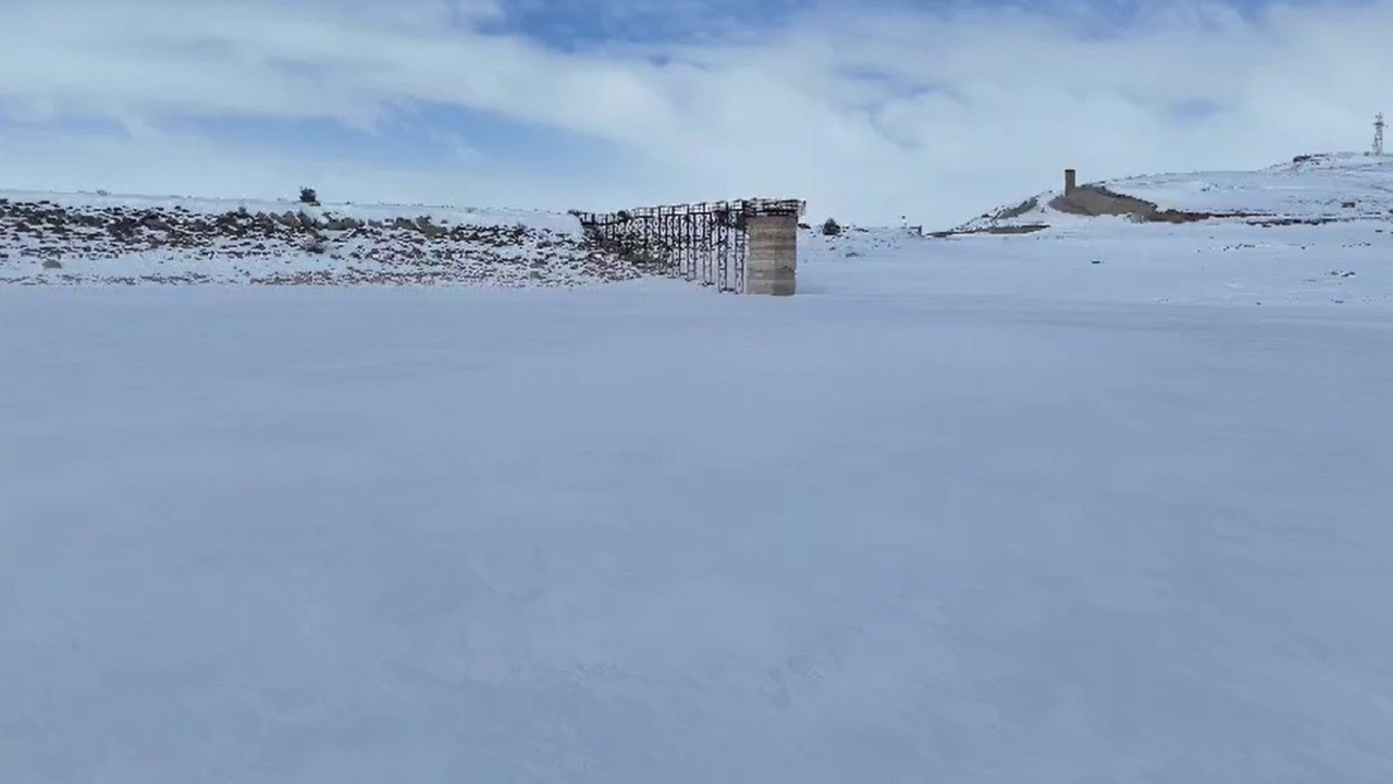 O ilimizde baraj gölü tamamen dondu!