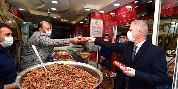 O ilimizde cadde ve sokaklarda yemek yenilmesi yasaklandı