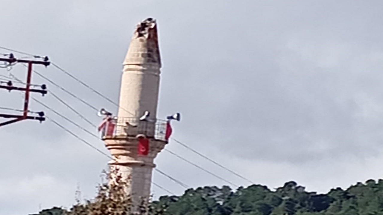 O ilimizde cami minaresine yıldırım düştü