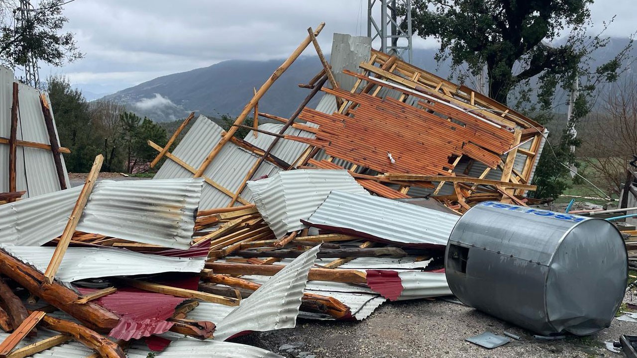 O ilimizde çatılar uçtu!