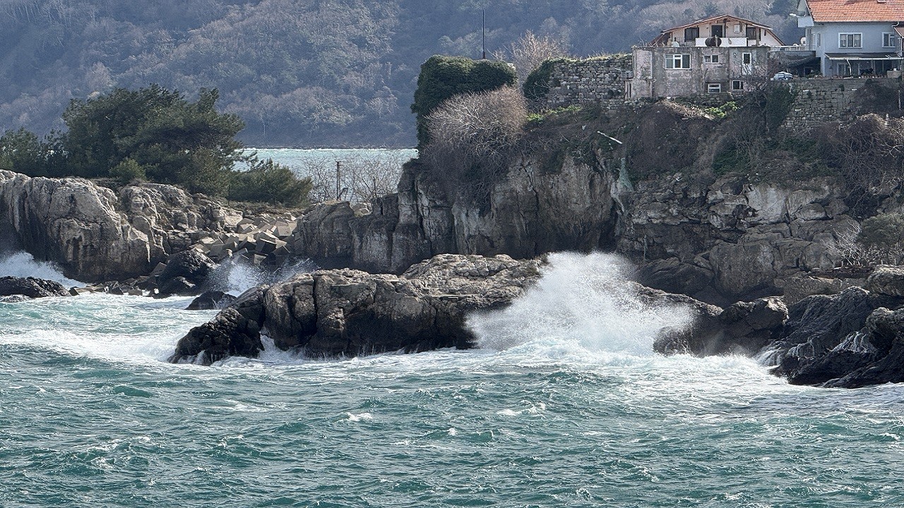 O ilimizde dalga boyu 3 metreyi aştı