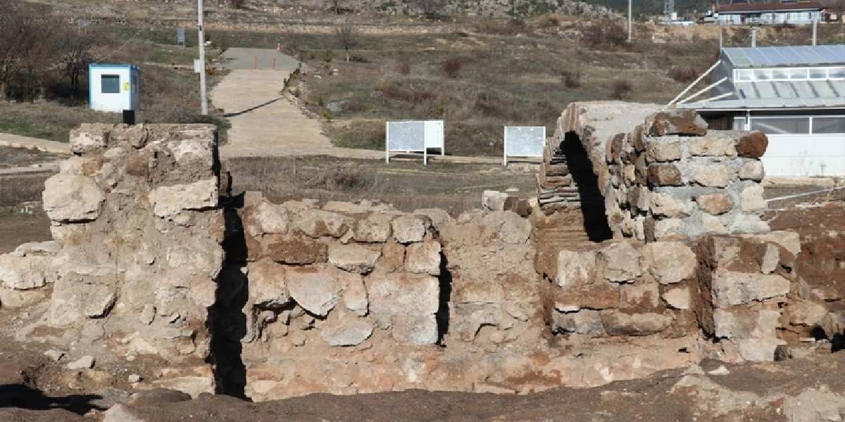 O ilimizde dev hazine ortaya çıktı! Meğer 1400 yıldır üzerine basıp geçmişler! Testiyi açınca çil çil etrafa saçıldı