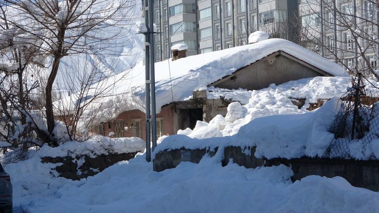 O ilimizde evler kara gömüldü! Saçaklardaki buz sarkıtları 2 metreye ulaştı