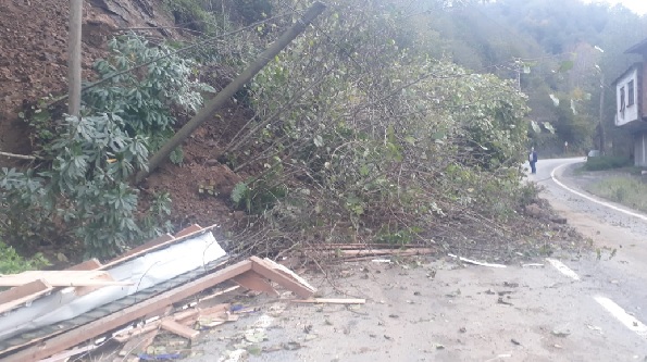 O ilimizde heyelan! Durak bu hale geldi