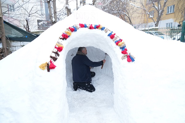O ilimizde 'iglo'da çay keyfi