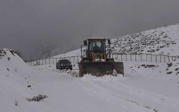 O ilimizde kar köy yollarını kapattı!