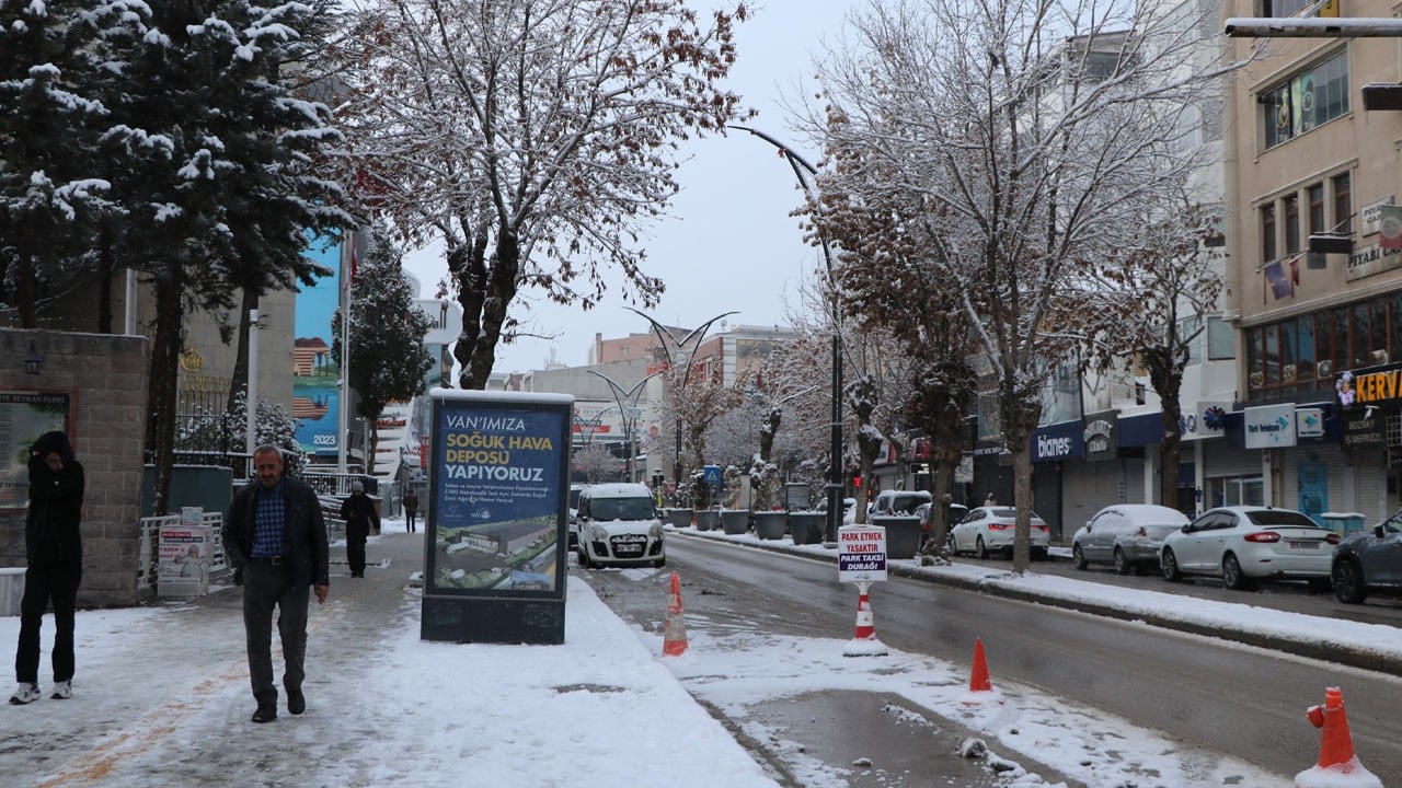 O ilimizde kar yağışı hayatı durdurdu! 90 yerleşim yeri ulaşıma kapandı