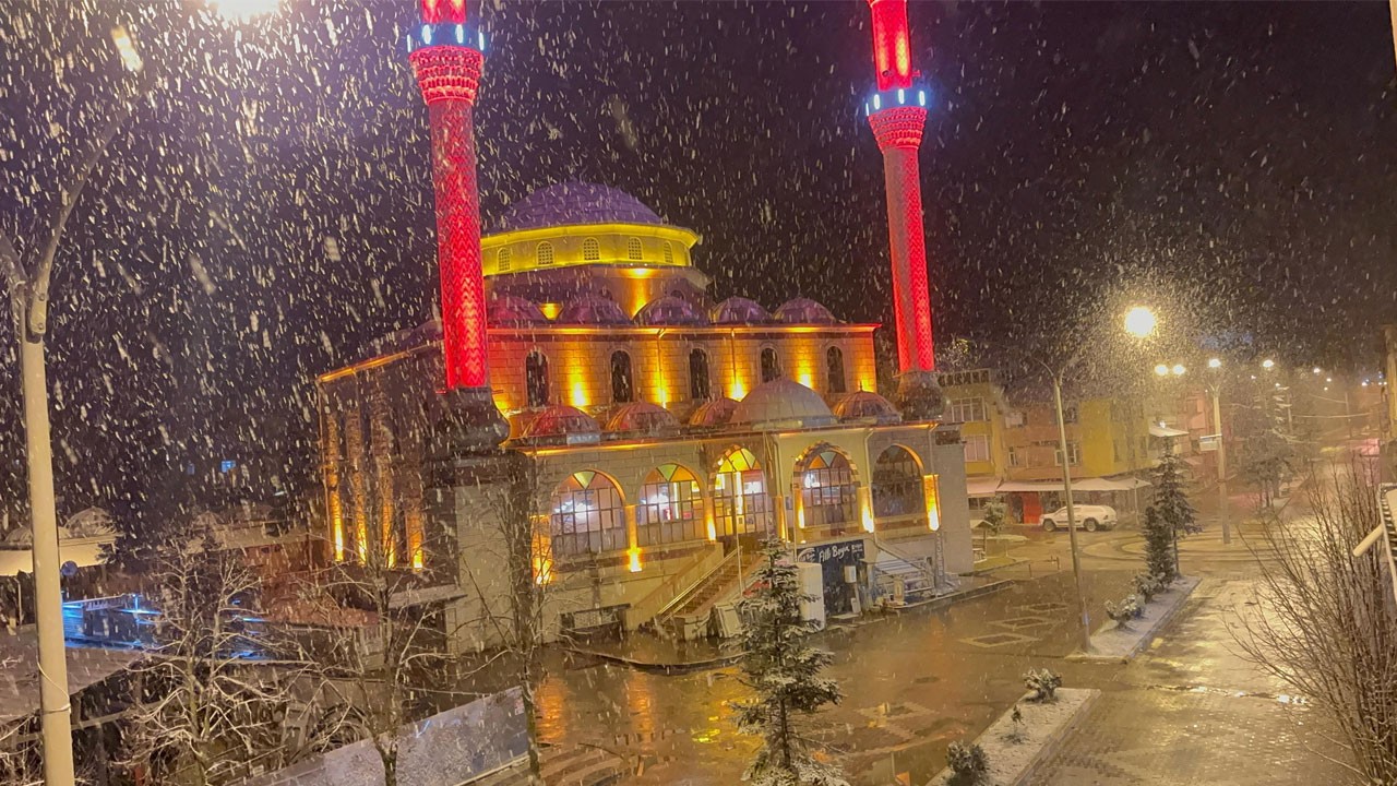 O ilimizde lapa lapa kar yağdı