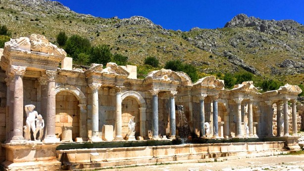O ilimizde medeniyet fışkırıyor! Emekli olan, tatile çıkan herkes gitmek için dağ bayır çıkıyor, akın ediyorlar!