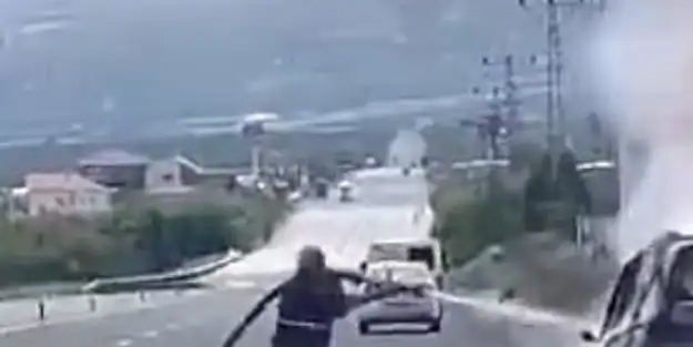 O ilimizde seyir halindeyken yanan lüks araç küle döndü