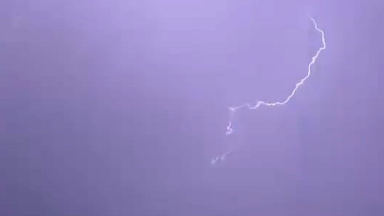 O ilimizde şimşekler geceyi gündüze çevirdi