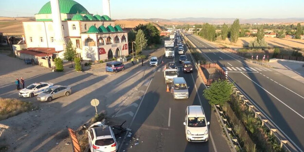 O ilimizde yoğunluk yaşanırken ölümün eşiğine getiren olay yaşandı! Tatili yolundaki otomobil