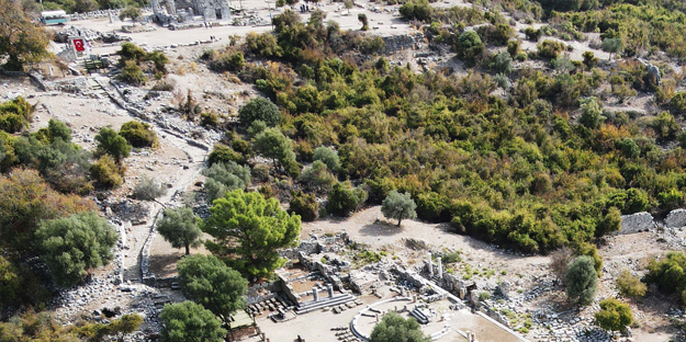 O ilimizden tarih fışkırıyor! Çıkartılan türbe kalıntıları herkesi şaşırttı, O doçent bölgeye gitti...