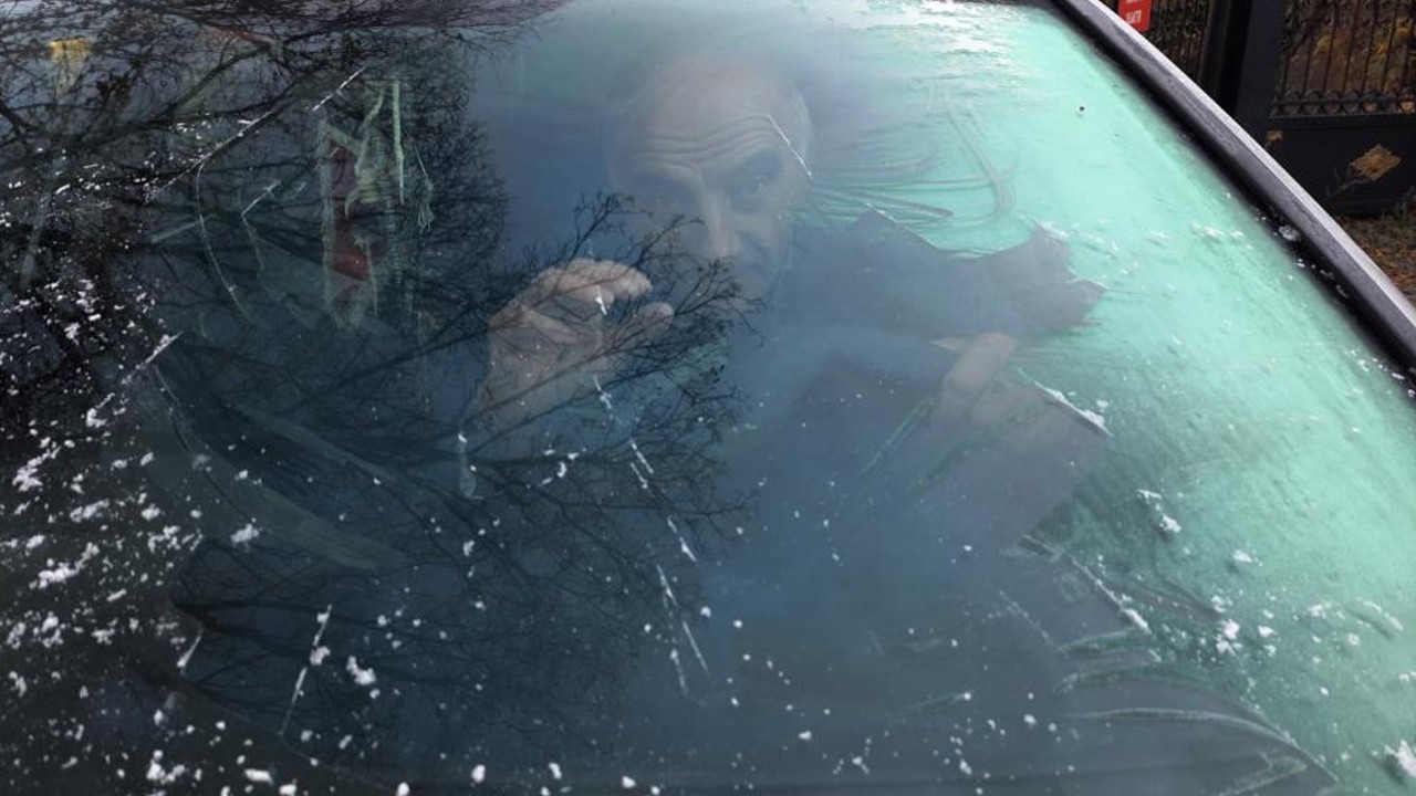 O ilimize dondurucu soğuk geldi! Araçların camları buz kesti