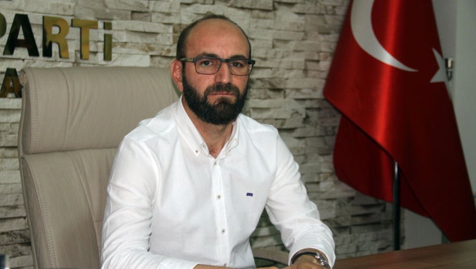 O isim AK Parti'deki görevinden istifa etti