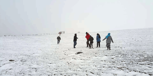 O kente kar yağdı 30 kişi mahsur kaldı