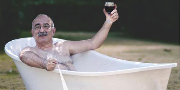 O kepaze gazeteciden büyük namussuzluk! Hayvan gibi böğürdü! Birileri bunun bir yerlerine el atmış