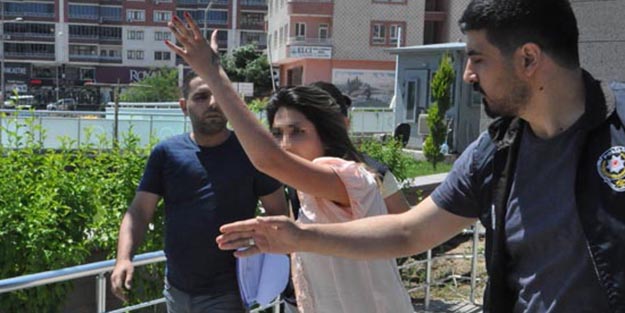 O kızlar bu kez de gazetecilere saldırdılar! Pişkinliklere devam ediyorlar