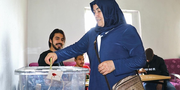 O köyde sadece 12 seçmen oy kullandı!